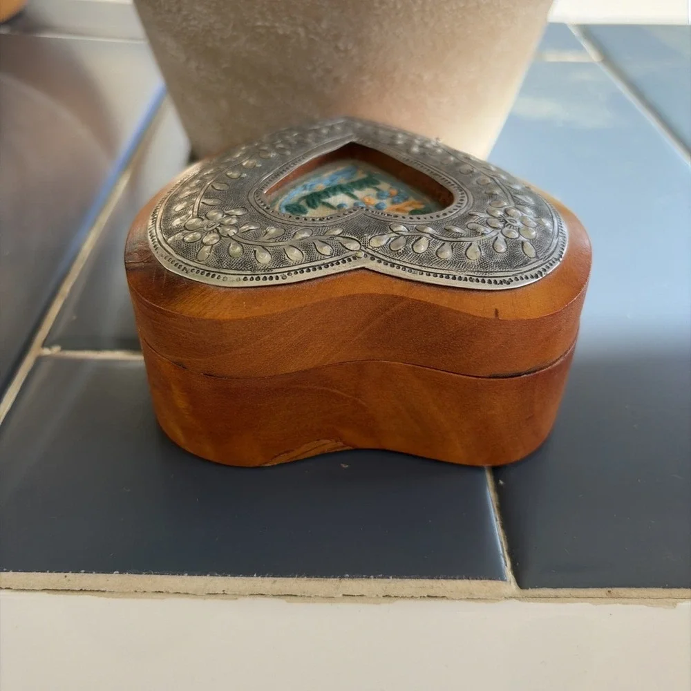 Decorative art heart shaped trinket or jewelry box, wood/metal (B1)
